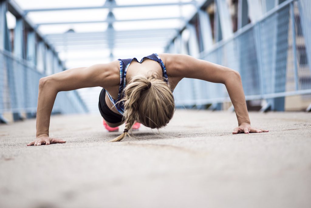 Waarom vrouwen ook hun borst moeten trainen (+ 3 oefeningen!) | Freshhh