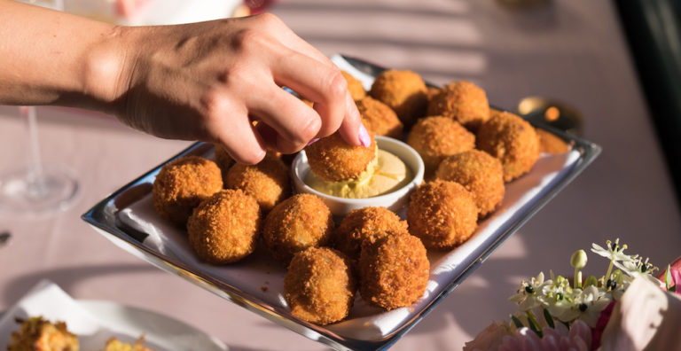 Zijn bitterballen uit de oven écht gezonder dan uit de frituur? | Freshhh