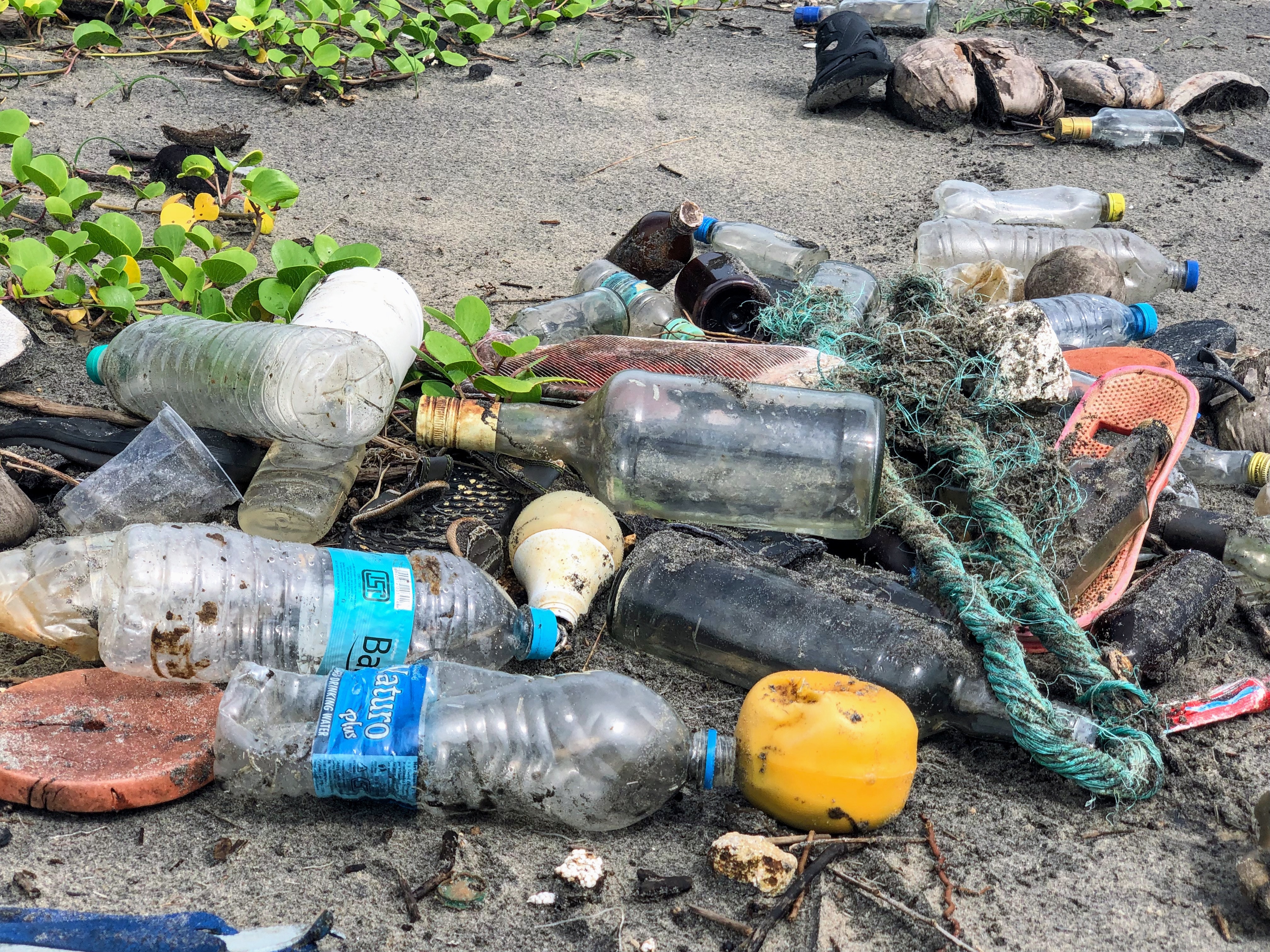Plastic afval in de oceaan en aarde