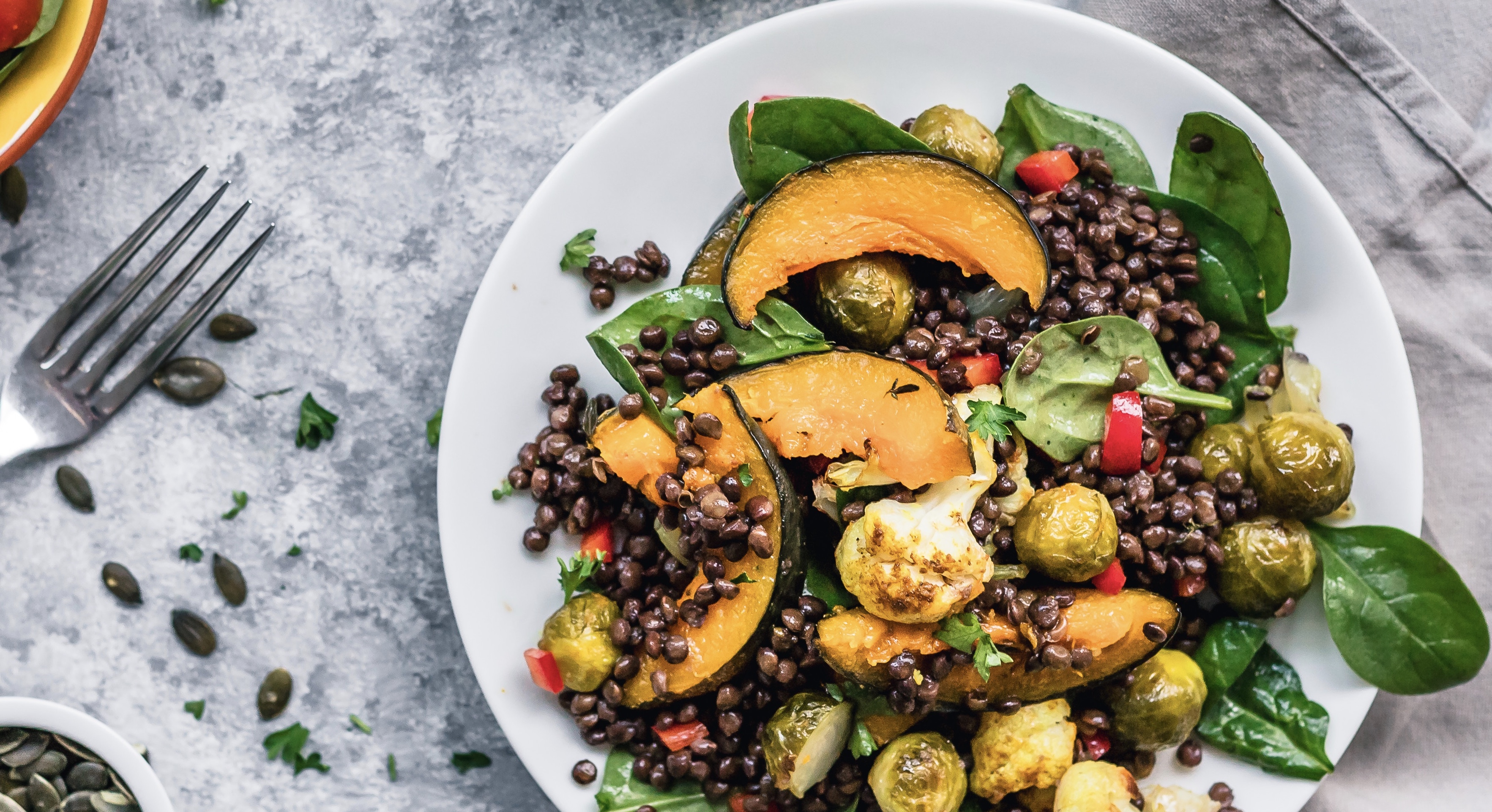 Linzensalade met spruitjes en pompoen