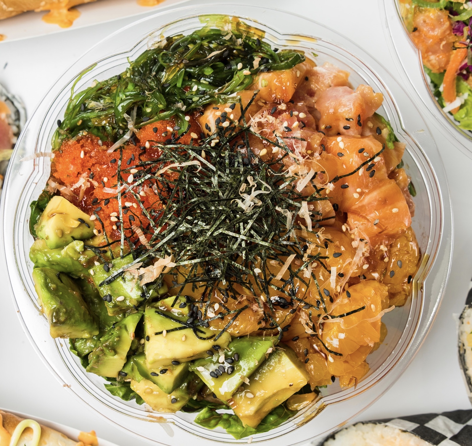 Hawaiiaanse poke bowl met gerookte zalm