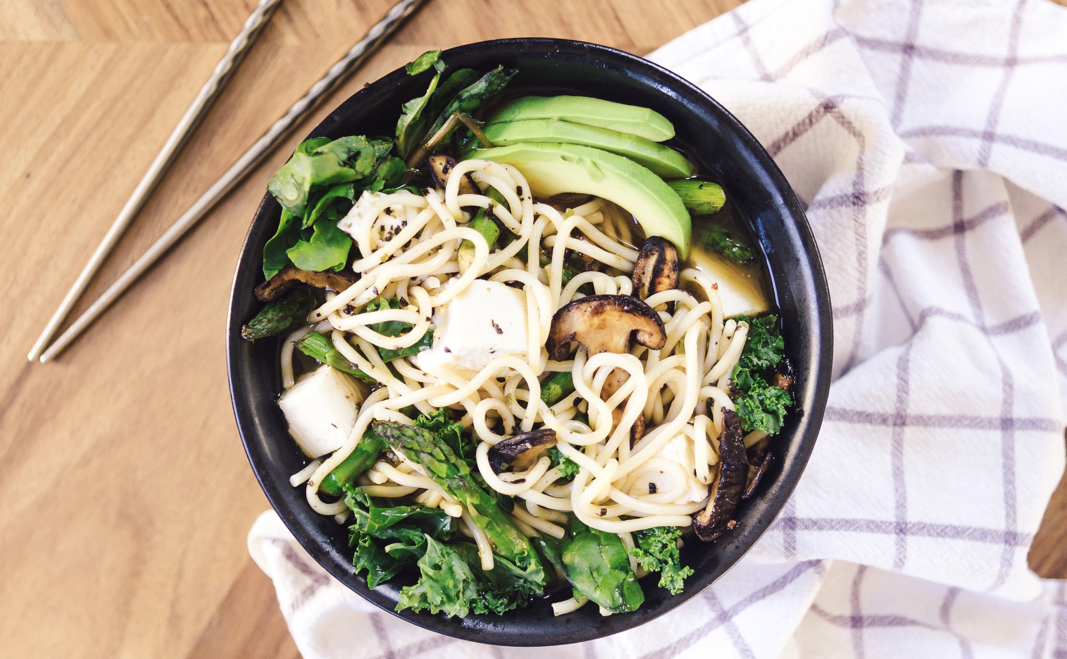 Overheerlijke noedelsoep met champignons en avocado