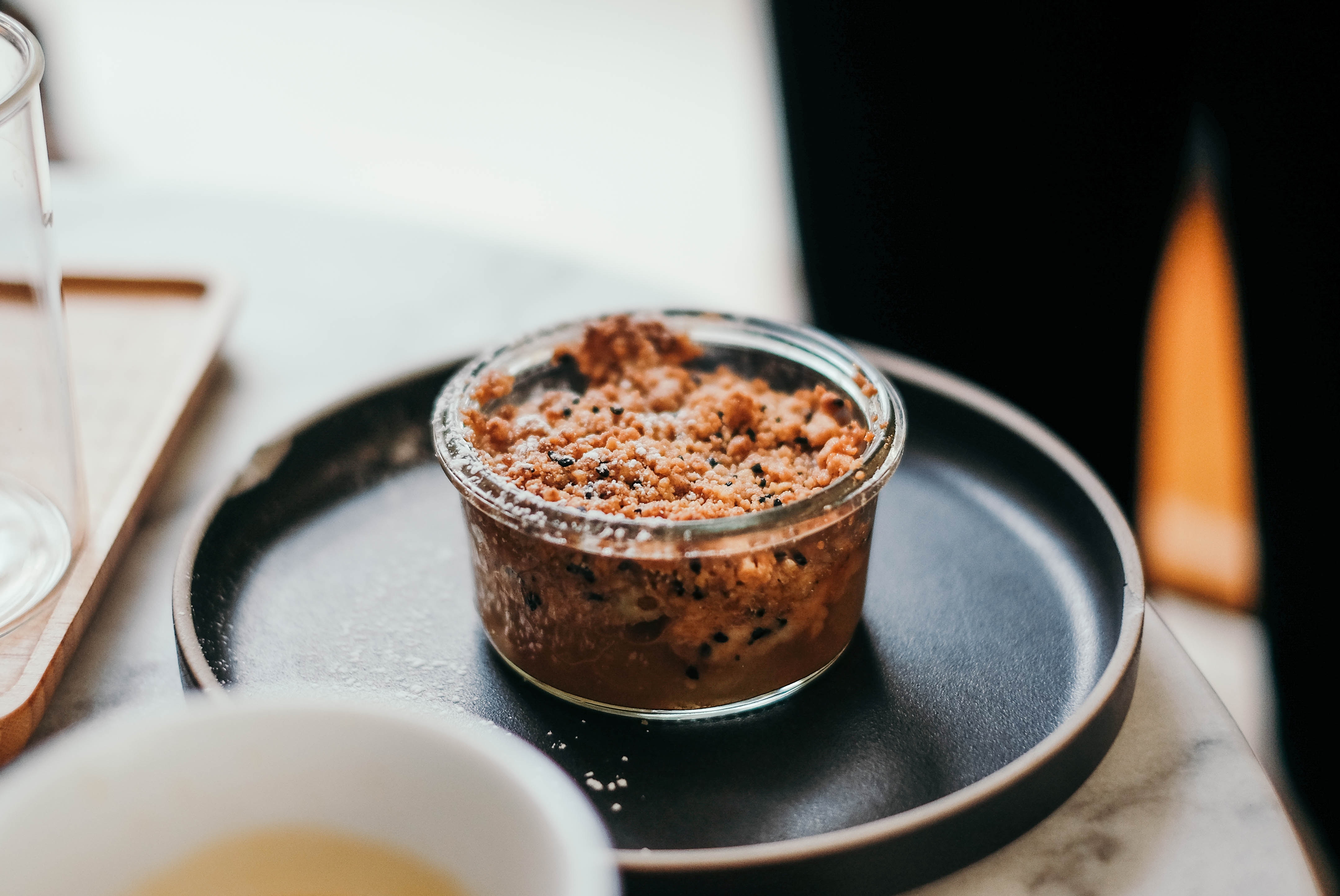 Lactosevrije yoghurt met een originele kaki crumble