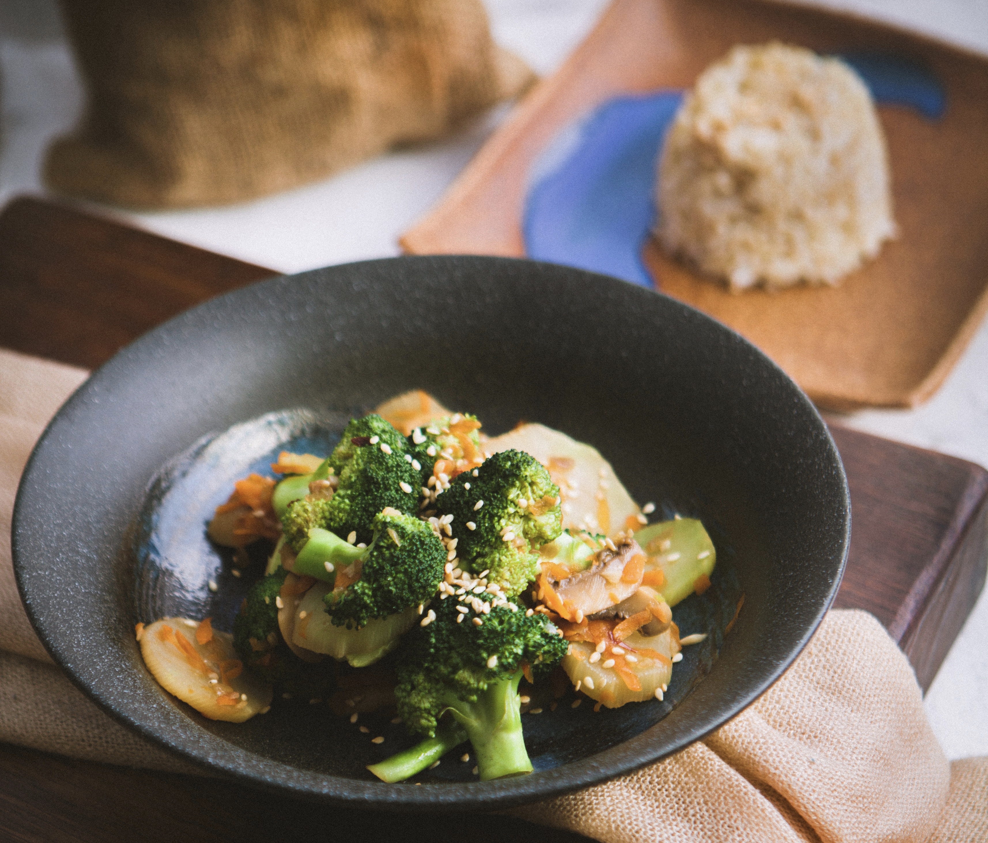 Gewokte garnalen bereid in sesamolie met broccoli
