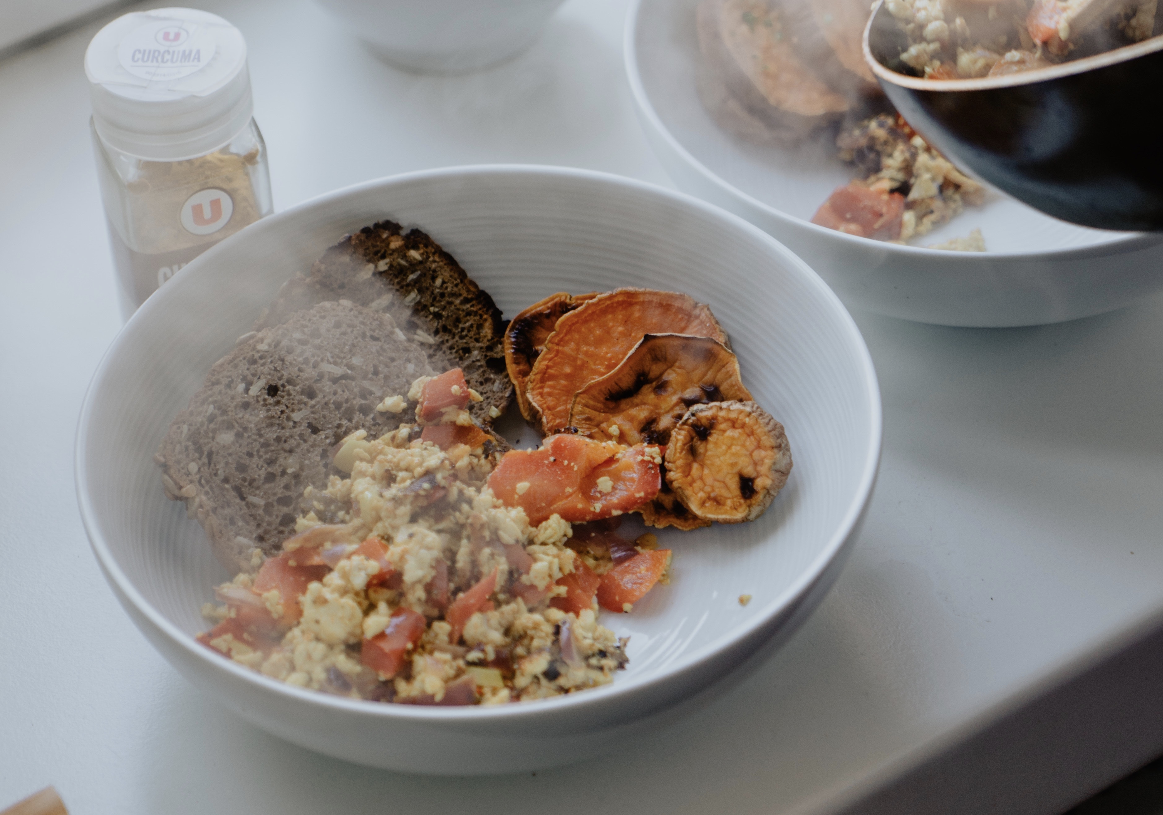 Healthy breakfast: zoete aardappel en roerei met groentes
