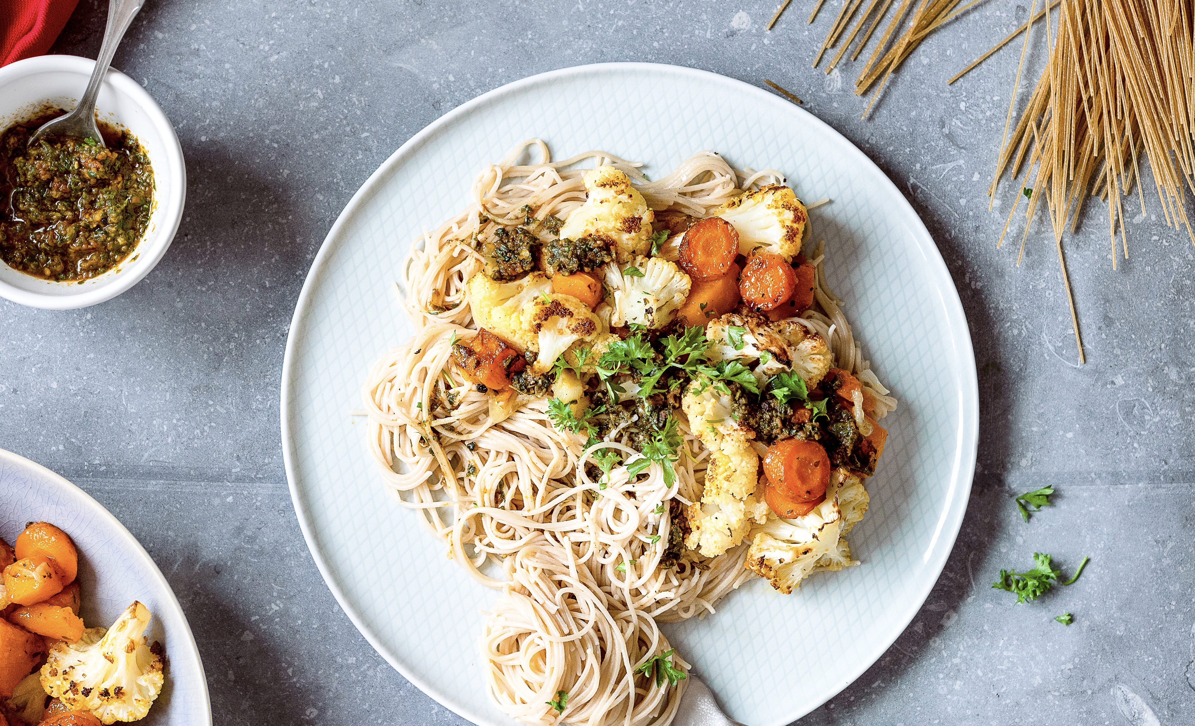 Spaghetti met saus van gewokte groente met groene tapenade