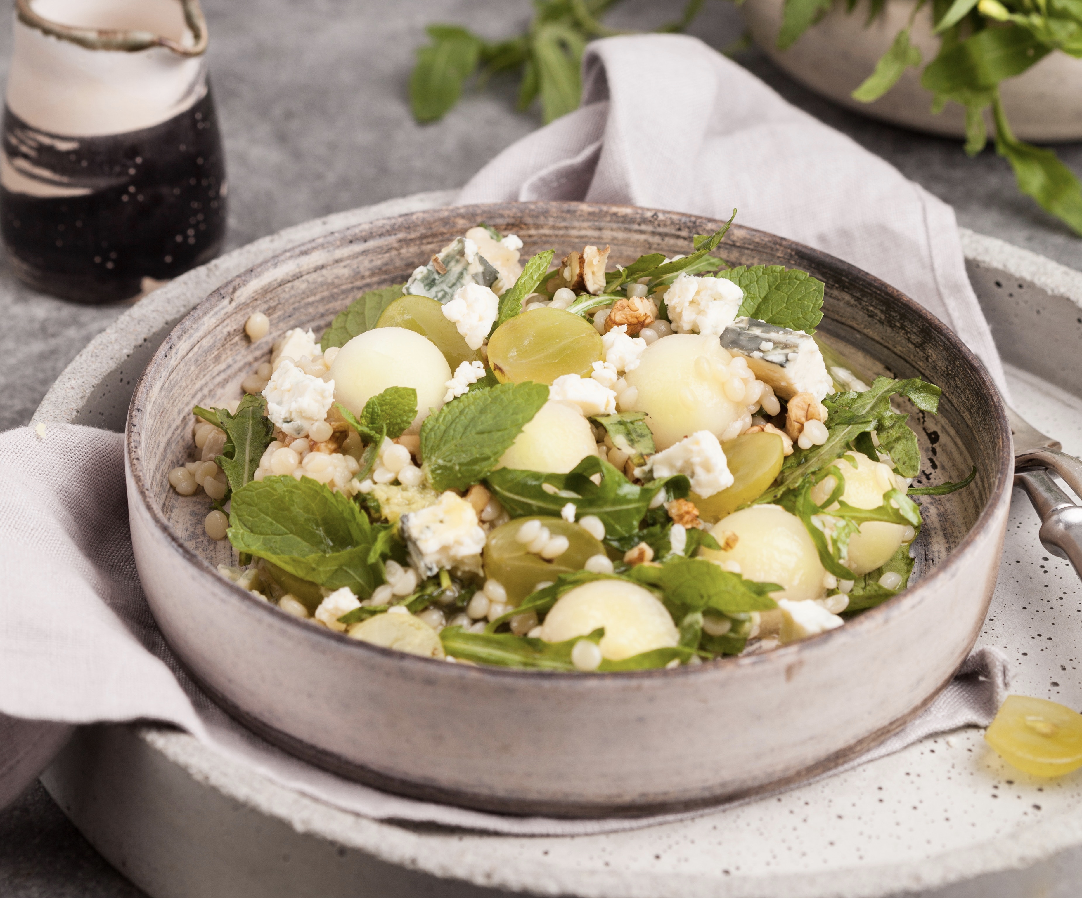 Salade van parelcouscous met blauwe kaas en meloen