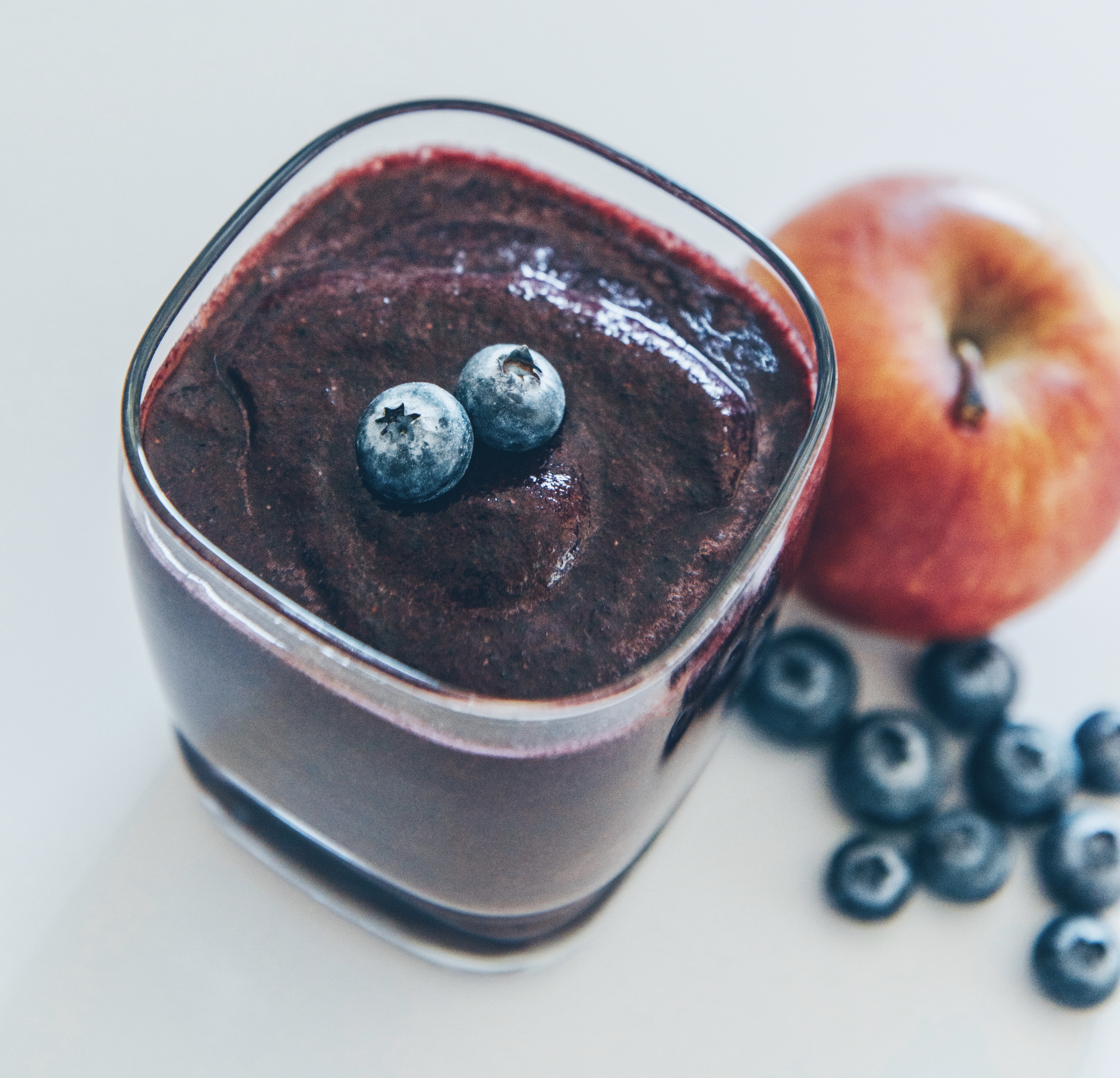 Easy healthy blueberry-apple smoothie om je dag te starten