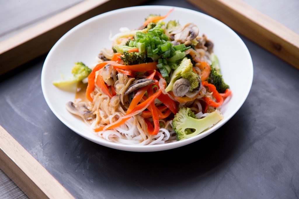 Gezonde noodle bowl met geroerbakte groenten