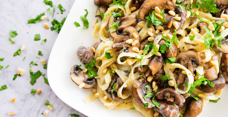 Romige pasta met paddenstoelen en vegan bechamelsaus