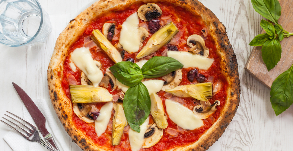 Veganistische pizza met artisjok
