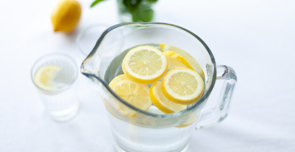 drinken van citroenwater