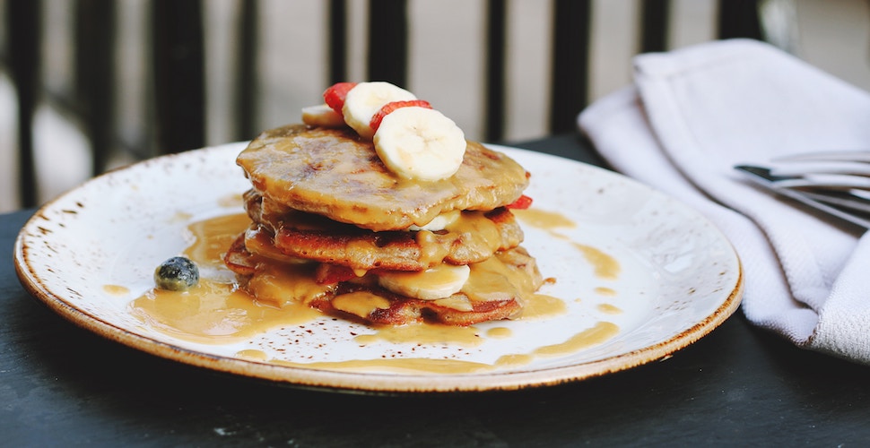 Vegan pancakes met pindakaas drizzle en gekarameliseerde banaan