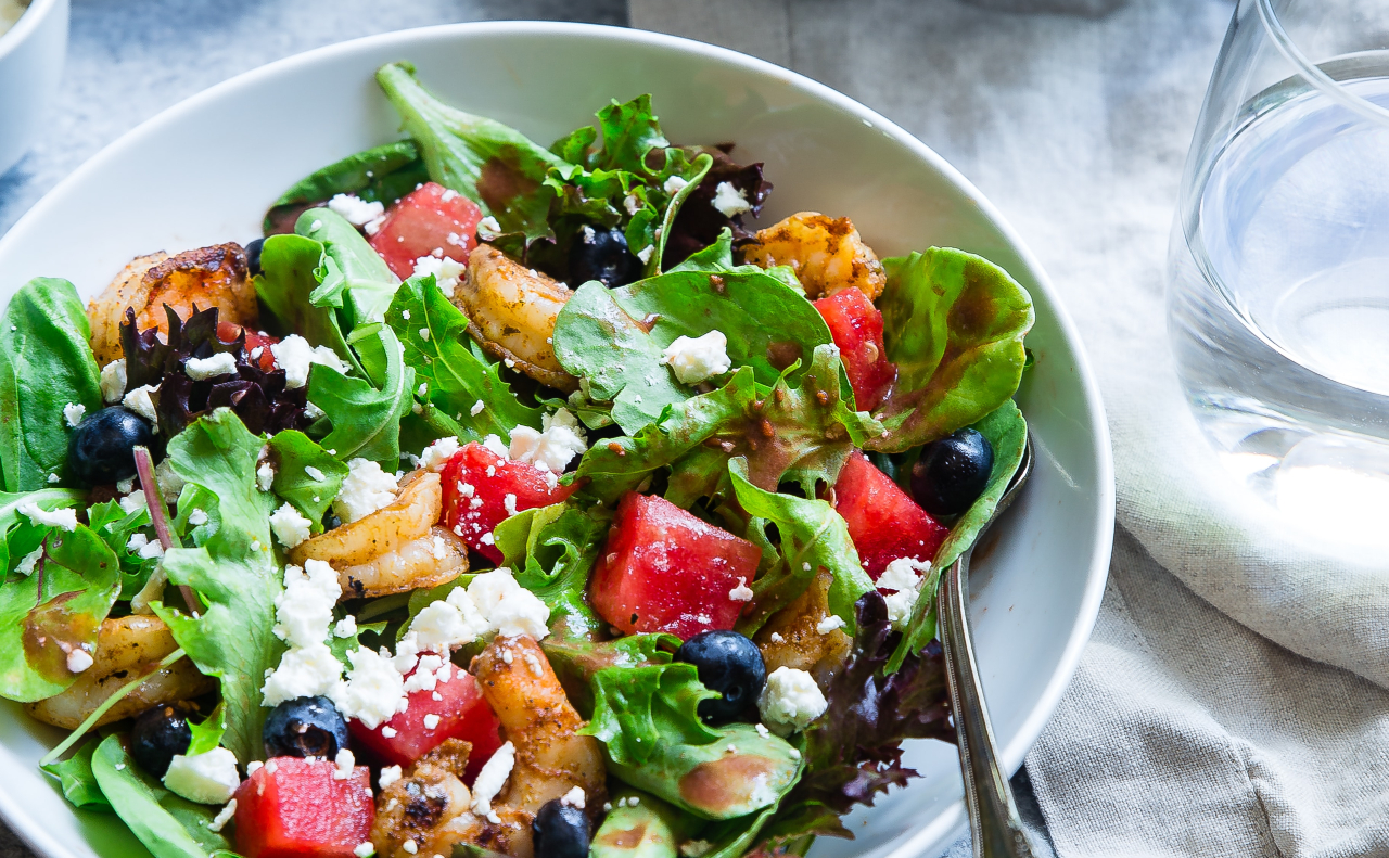 Een heerlijke zomerse en koolhydraatarme salade om mee te lunchen