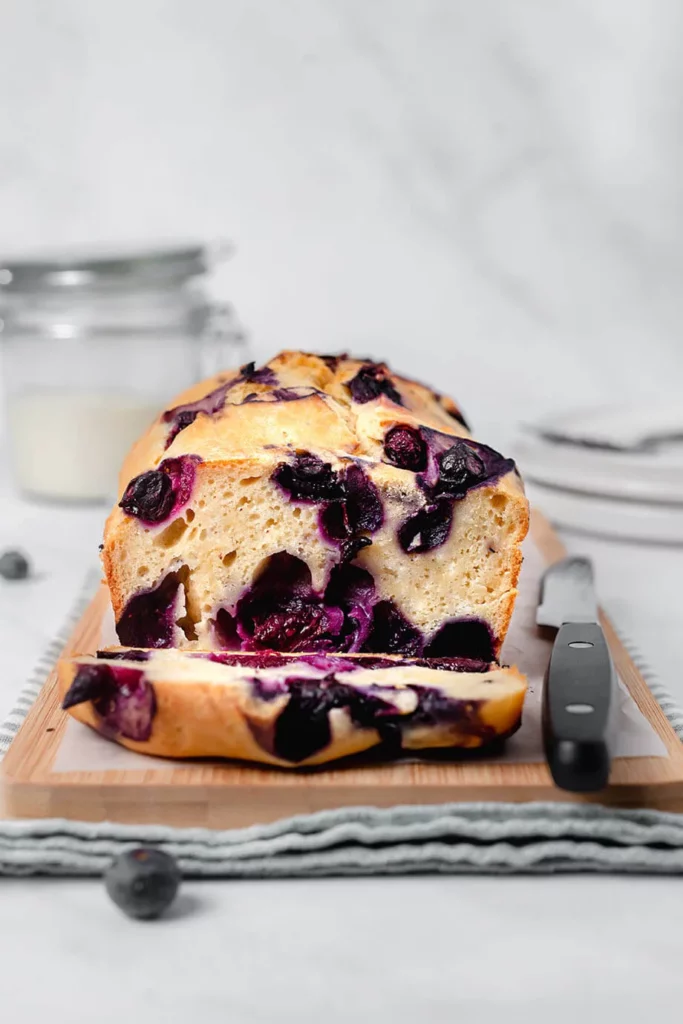 Een yoghurtontbijtcake met blauwe bessen