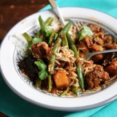 Rendang van jackfruit met Atjar van rodekool