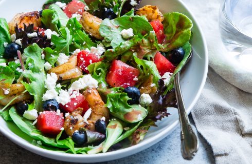 Lichte salade met fruit, gamba’s en geitenkaas