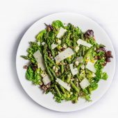 Geniet van een heerlijke, frisse saladebowl met zalm