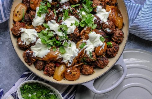 Zelfgemaakte vegetarische balletjes met noten en kaas