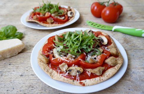 Deze tortilla pizza met vega kip is om je vingers bij af te likken!