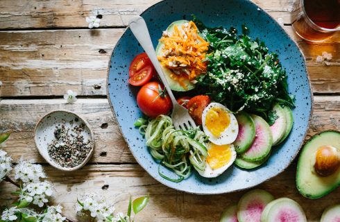 Geniet van een heerlijke, frisse saladebowl met zalm