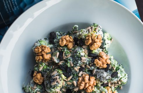 Bijgerecht: broccoli met verschillende noten en wasabi