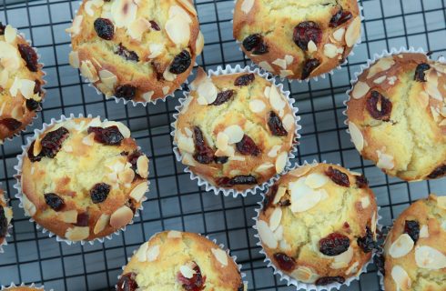 Healthy breakfast met deze amandel & cranberry ontbijt muffins