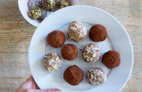 Ideaal als healthy snack, deze raw amandel dadel havermout ‘bliss balls’