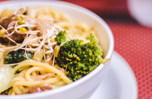 Probeer deze heerlijke vegetarische noodle bowl met broccoli!