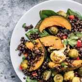 Koude Mexicaanse salade met quinoa en homemade guacamole