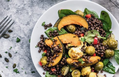 De ultieme linzensalade met spruitjes en pompoen