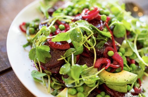 Verfrissende tuinerwtjes salade met avocado