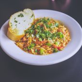Bloemkoolrijst met gegrilde zalm en boontjes