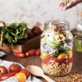 Voorjaarssalade: Quinoa met gewokte groenten in a jar