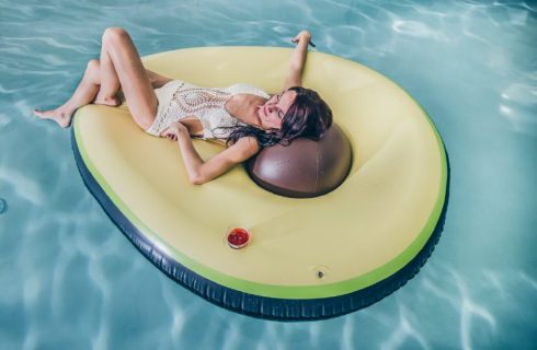 Deze zomer lekker dobberen in avocado stijl!