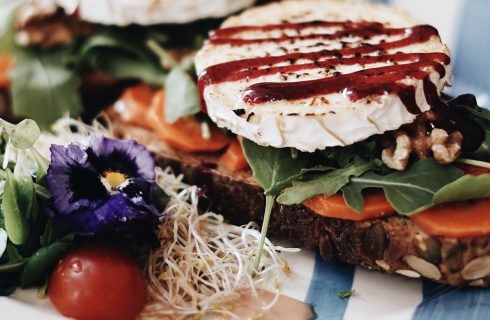 Broodje gezond tijdens de lunch met geitenkaas