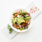 Spinazie salade met granaatappel en zoete aardappel