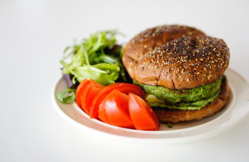 Vegetarische kikkererwten groente burger om je tanden in te zetten