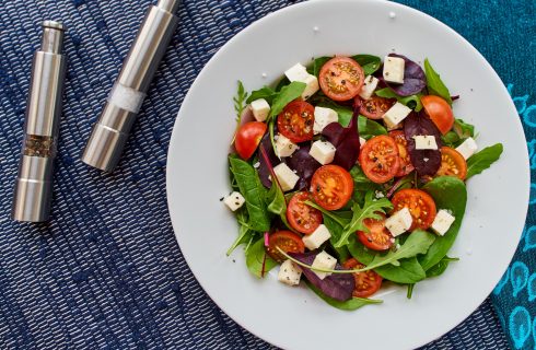 Salade met feta, olijven en rode ui: lekker en gezond