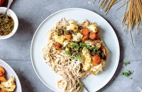 Spaghetti met saus van gewokte groente met groene tapenade