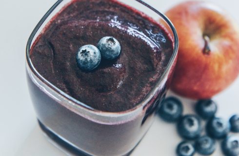Easy healthy blueberry-apple smoothie om je dag te starten