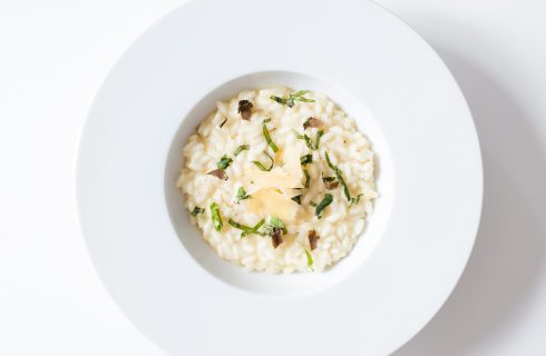 Simpele vegetarische risotto met champignons en groene asperges