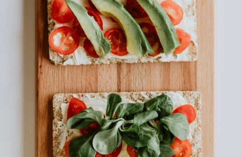 Licht ontbijtje: Crackers met tomaat en avocado