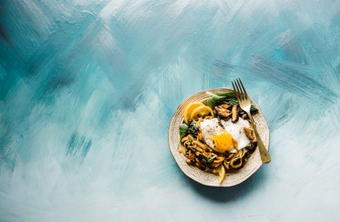 Gezonde noodle bowl met geroerbakte groenten