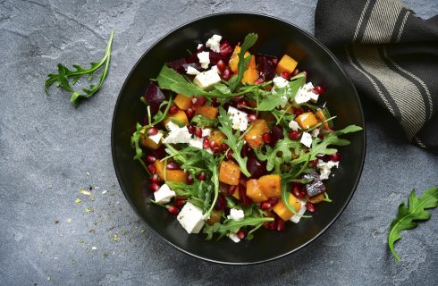 Vegetarische ovenschotel met pompoen, feta en granaatappel