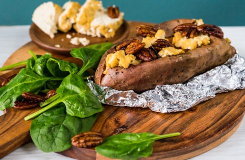 Vegan BBQ: gepofte zoete aardappel met tofu geitenkaas en gekarameliseerde pecannoten