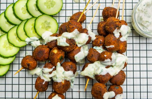 Vegan BBQ spiesjes van zwarte bonen met vegan tzatziki