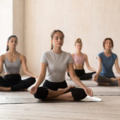 4x yoga en ademhalingsoefeningen voor op kantoor