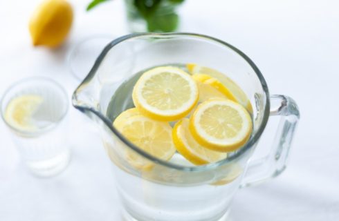 Dit zijn de 3 voordelen van het drinken van citroenwater