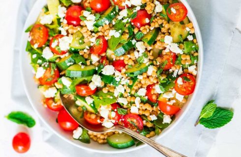 Heerlijk frisse couscous lunch salade met mango en munt